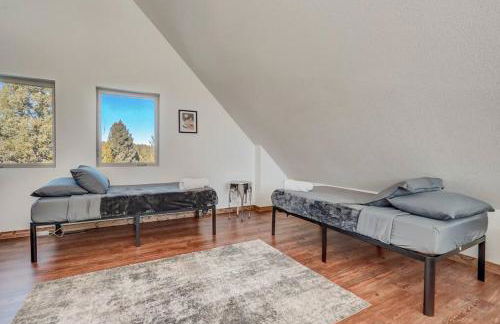 Rustic cabin charm w/ hot tub, arcade basketball - Foto 3