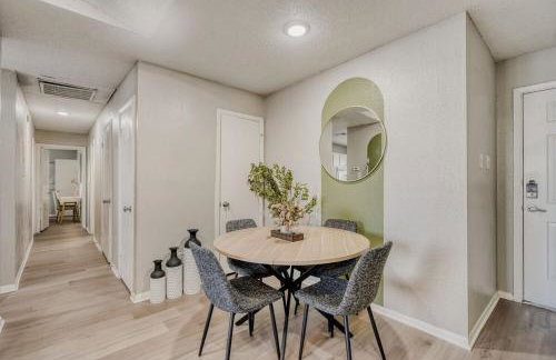 Urban Chic Getaway 2B - Sleeps 6 - Pool Prkg, WD - Foto 4