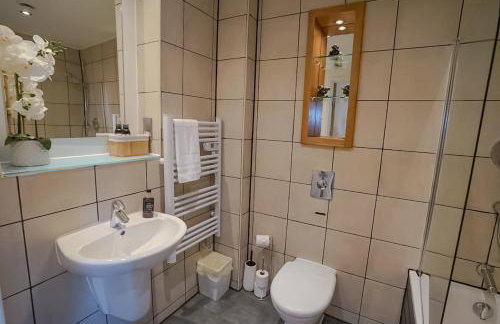 Stylish 2-Bed Apartment, Free Parking, Walk to Hospital & Uni - Foto 5