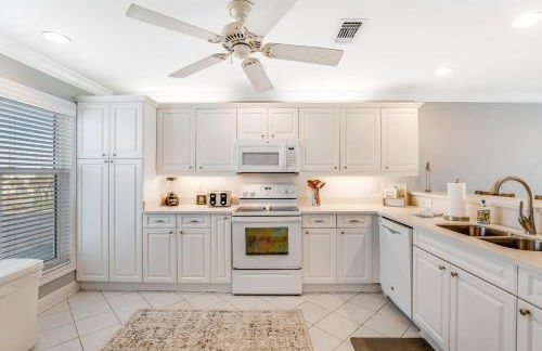 Dog-friendly beachfront dream with a wet bar & two furnished balconies - Foto 18