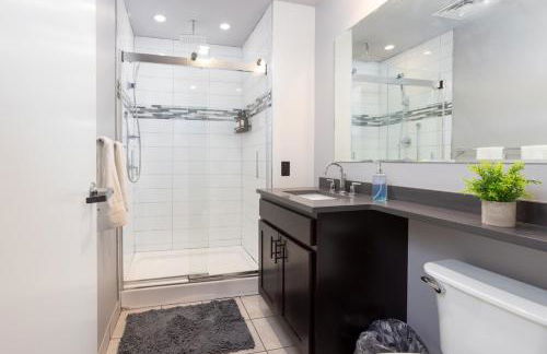 King Bed - Heart of PB - Jaw-Dropping Rooftop and Gym - Foto 31