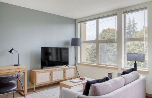 Wallingford jr 1br w rooftop nr bars SEA-639 - Photo 1