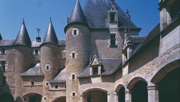 Fougères-sur-Bièvre possède un imposant château