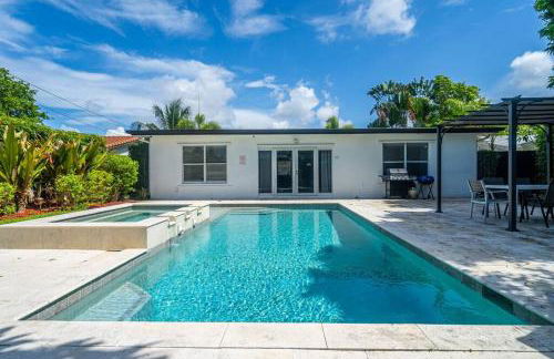 Spacious 5 Bedroom Heated Pool and Hot Tub, 12 minutes to the Beach - Foto 32