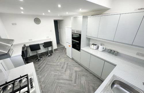 Central Location Liverpool, Modern Home, 4 BR, Sleeps 9, Free Parking - Foto 3