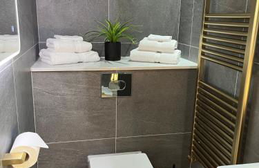 The Acorn Goodwood luxury lodge house 10 minute walk from Goodwood Festival of Speed - Foto 23