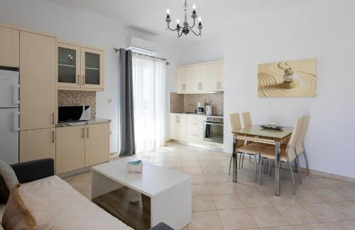 Lydia's East Apartment - Photo 21