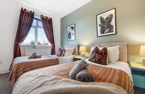 LONG TERM STAY SPECIAL OFFER AVAILABLE! 5-Bedroom Spacious, Stunning Design, Sociable Areas & Cosy House Near South Downs Park, Sleeps 11 with GAMES Room, PRIVATE PARKING and GARDEN - by Blue Puffin Stays - Foto 5