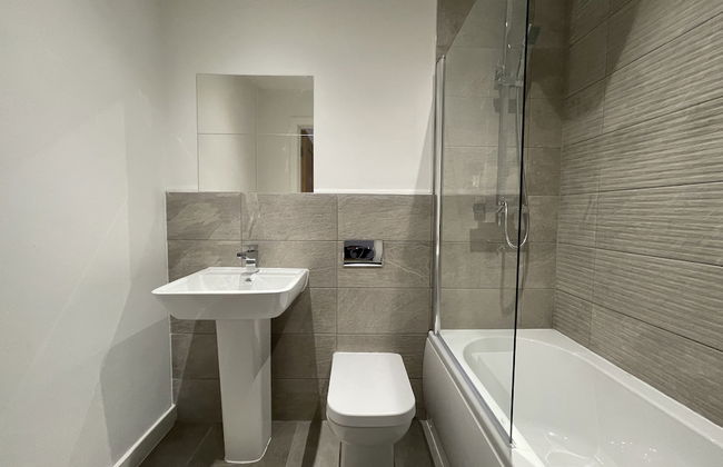 Modern & Comfortable 2BR Apartment - Photo 12