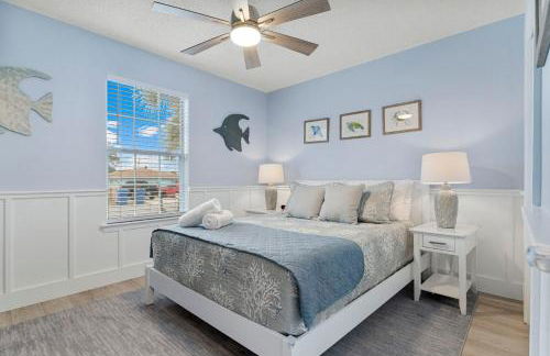 March Sale! Walk to Beach - Large Private Yard - Fire Pit - Dog Friendly - Foto 9