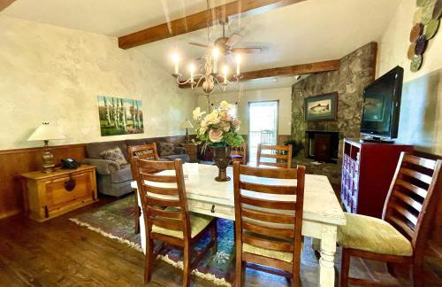 C8, Two bedroom, two bath log-sided, lake view luxury cottage with hot tub - Foto 6