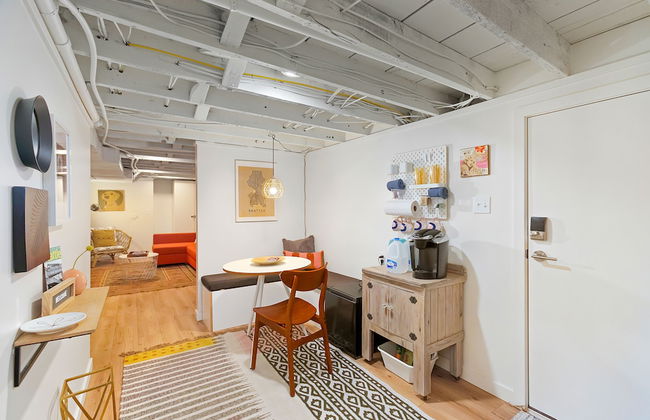 Mid-Century Vibes Basement - Foto 9