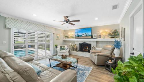 Waterfront Oasis with Private Heated Pool & Dock - Foto 5