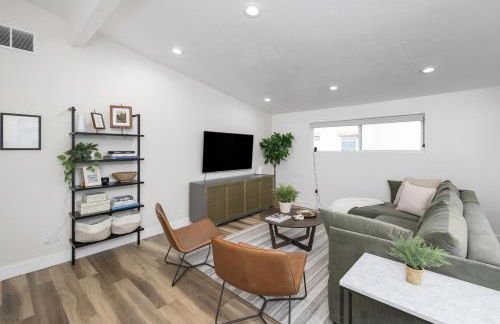 Light-Filled Modern Flat Near 25th Street Fun - Photo 2