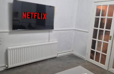 Modern 3 Bed Home Central Location free WiFi Netflix and street parking - Foto 1