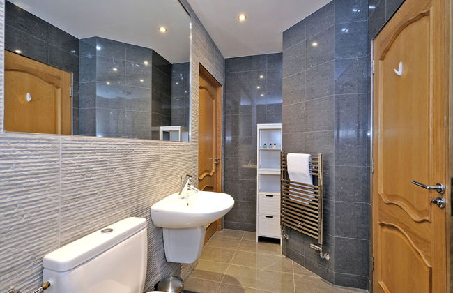 Enchanting Home With Furnished Balcony in Cults, Scotland - Foto 17