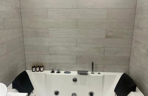 Apartament w Centrum z wanną z hydromasażem - Foto 18