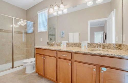 Near Disney - 5BR Home- Games Pool Hot Tub & BBQ - Foto 18