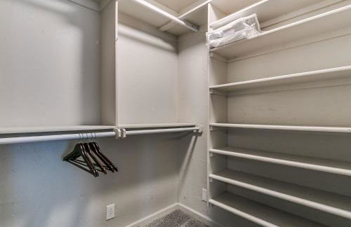 3 King Beds- Near OU-No Bunks-Private Suites - Foto 32