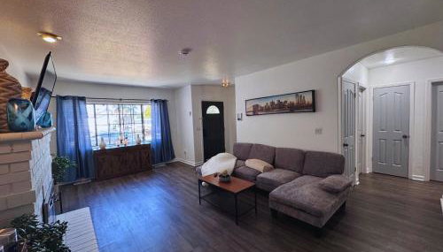 Luna's Cozy Private Hosted Suite with Fireplace and 2 Bedrooms - Foto 4