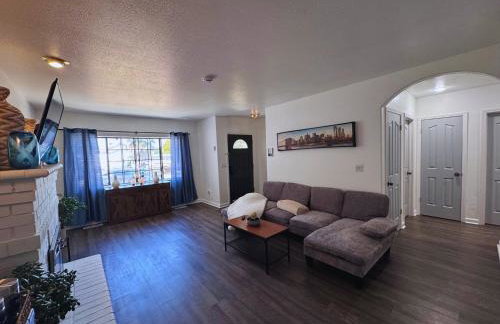 Luna's Cozy Private Hosted Suite with Fireplace and 2 Bedrooms - Foto 4