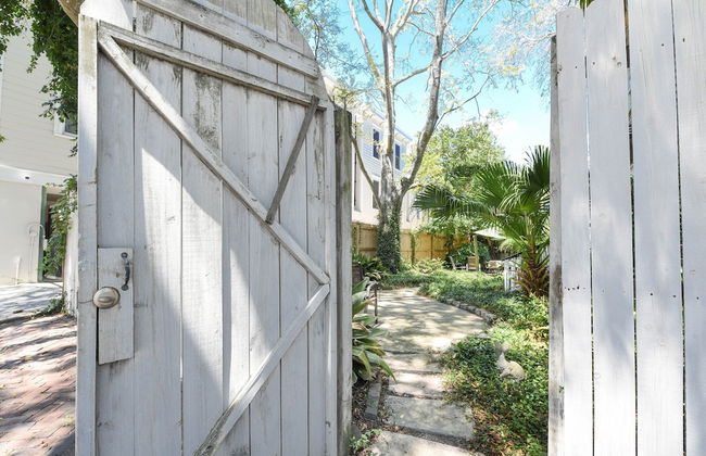 Artist's House Upper Apt Walk to Forsyth - Photo 8