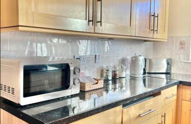 Big 6 Beds Home, Free Private Parking, TV, Garden - Foto 28