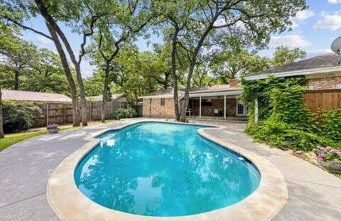 4-Bedroom Home with Private Pool in Euless - Foto 1