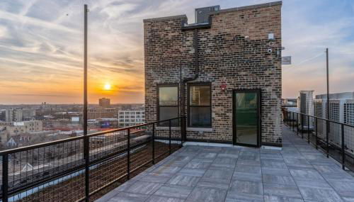 Elegant Stylish Loft Oasis Uptown Rooftop WFH Gym - Photo 3