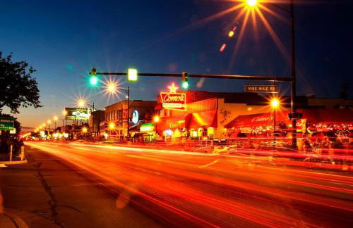 Super Cute & Cool Home with 65Inch TV 2Baths 4 Bedrooms 2King Beds BBQ Grill Fenced Backyard - Foto 24