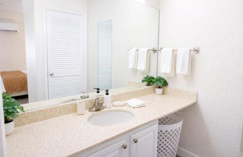 King Bed * Extensive Cleaning Protocol *Downtown - Foto 13