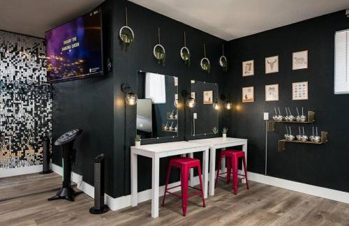 Wild West Disco Haus 2! New Hot Tub, Patio + Gym - Foto 19