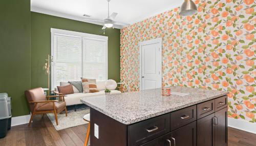 Downtown at The Peach House Dogs Welcome Fully Fenced Yard and Off-street Parking - Foto 1