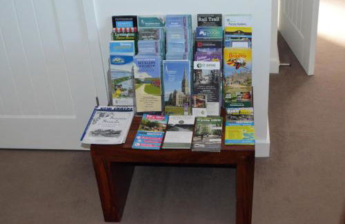 THE HIDEAWAY - LUXURY SELF CATERING COASTAL APARTMENT with PRIVATE ENTRANCE & KEY BOX ENTRY JUST A FEW MINUTES WALK TO THE BEACH, SOLENT WAY WALK, SHOPS and many EATERIES & BARS - FREE OFF ROAD PARKING,FULL KITCHEN, LOUNGE,BEDROOM , BATHROOM & WI-FI - Foto 76