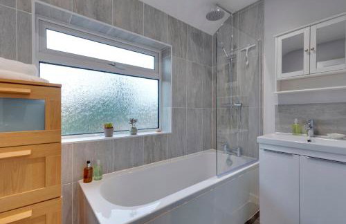 Pass the Keys Spacious and modern house with Free Parking - Photo 43