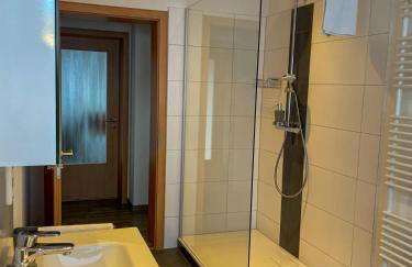 MaMa-Apartments - Haus Martina im Herzen der Rhön - 3 einzelbuchbare moderne Wohnungen für 2-8 Personen, Terrasse, Balkon, Garten, Ski und E-Bike Keller, Lounge, freies Wlan, familienfreundlich - Foto 7