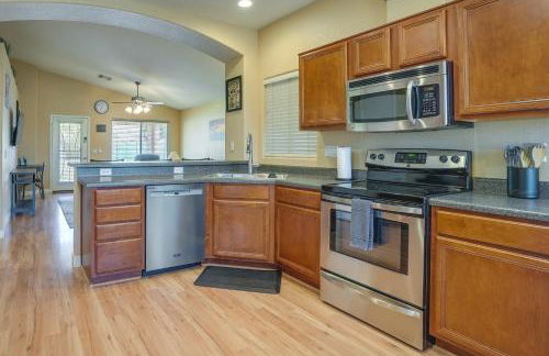 Fenced Backyard and Fire Pit Bright Peoria Home! - Foto 10