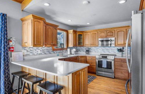 Waterfront retreat w/ wraparound deck & BBQ - Foto 58