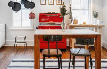 The Swiss Hill Farmhouse - 5 Bedrooms w Hot Tub - Foto 10