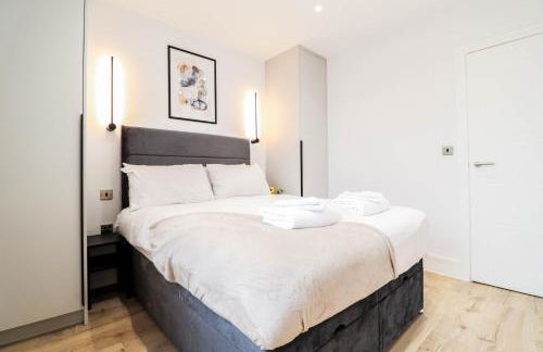 The Eden Suite - 1BR Chic Apt with Luxe Shower, Smart TV & Free Secure Parking in Central High Wycombe HP13, Sleeps 3 - Foto 26
