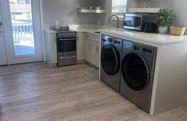 Ocean View 2BR w Hot Tub, Sauna & Wraparound Deck - Steps to Beach - Photo 16