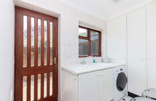 MOONGATE by BOURNECOAST - A Delightful Chalet Bungalow with a Garden and Parking - HB10672 - Foto 10