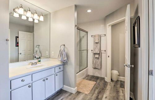 Hiking Trail and Hot Tub Access Bend Condo with Deck - Foto 13