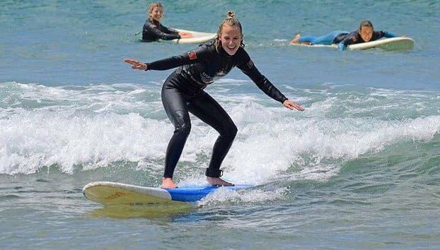 Faites du surf sur la plage de Carcavelos