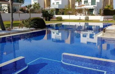 Three-bedroom holiday villa with magnificent pool next to the sea and golf courses - Photo 1