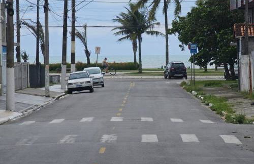 Belíssima Casa a Beira Mar com Piscina Aquecida Cobrado a Parte, 5 Quartos com Ar Condicionado, Amplo Salão de Jogos com Mesas de Bilhar e Pebolim, Amplo Espaço Externo com Churrasqueira em Deck Gourmet Coberto frente a Piscina,Tudo isso á Beira Mar - Photo 59