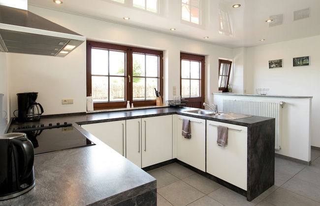 Spacious Holiday Home in the Ardennes with Sauna & Hot Tub - Photo 9