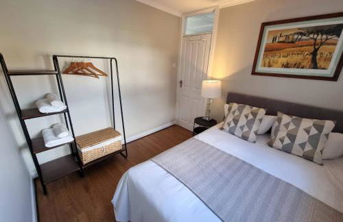 28 ExcellentStays - Heathrow - 5 Bedroom House - Foto 16