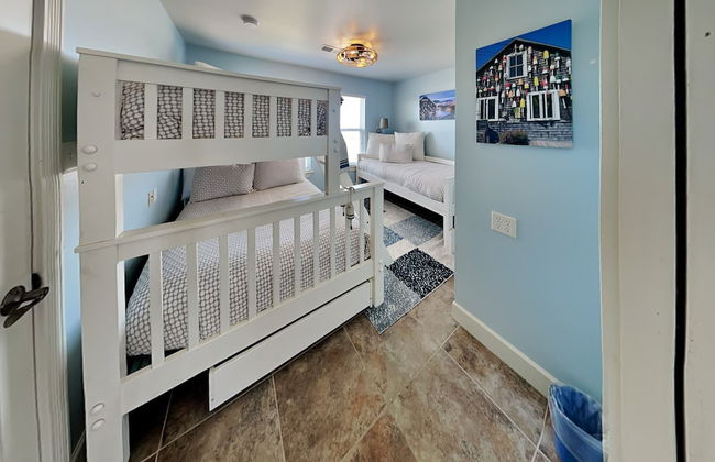 Lighthouse By the Sea - Photo 4