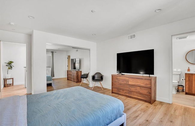 Luxurious Townhome - Photo 7